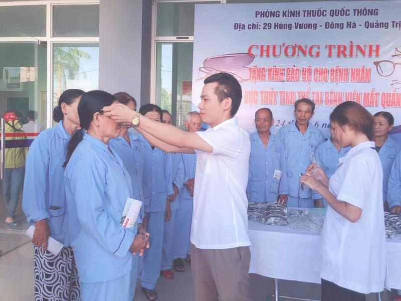 Kính mắt Quốc Thông