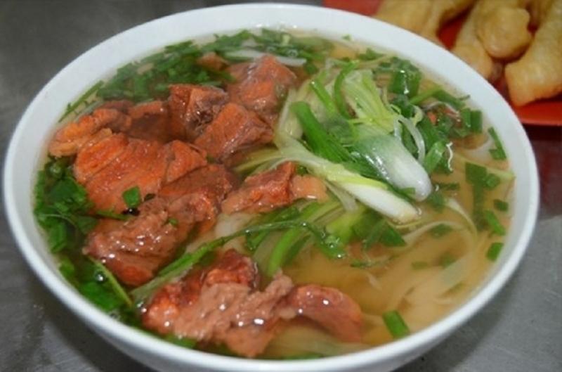 Phở bò sốt vang ở đây luôn đông khách, nước thanh, thịt mềm, bò rất thơm không bị ngấy