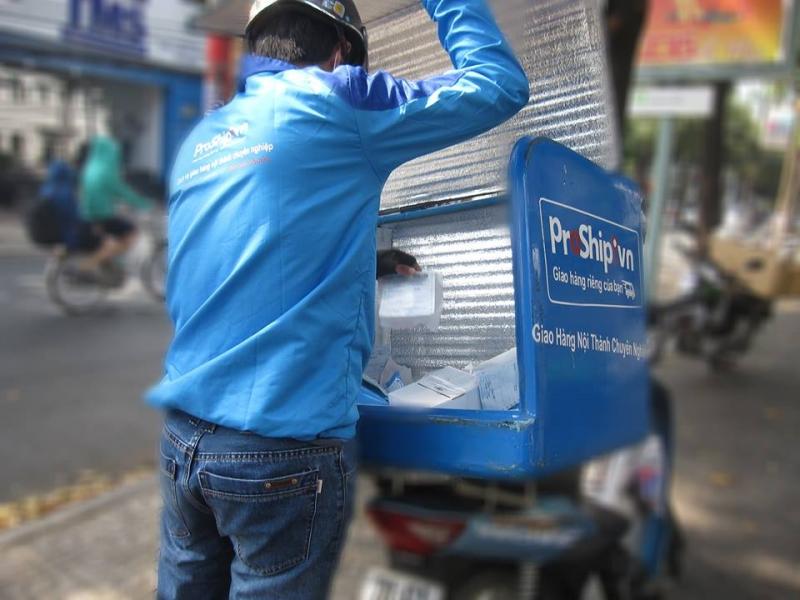 Nhân viên ProShip chuyển hàng