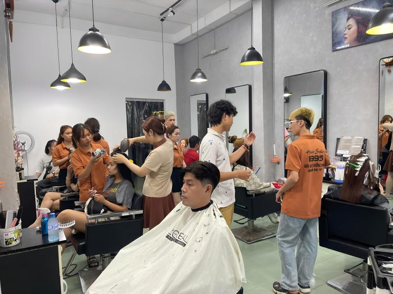 Không khí làm việc tại 1996 HairSalon-Long Xuyên