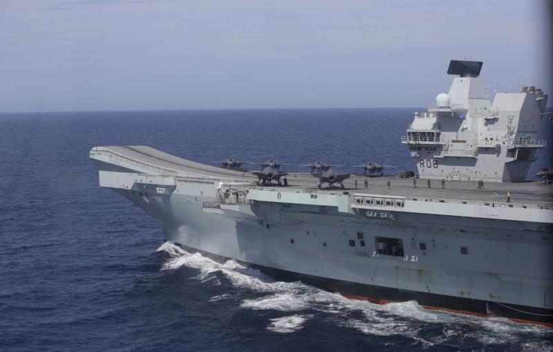 Tiêm kích F-35 đỗ theo hàng trên tàu sân bay HMS Queen Elizabeth của Hải quân Anh. (Ảnh: AP)