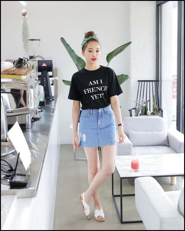 Áo thun phối chân váy denim