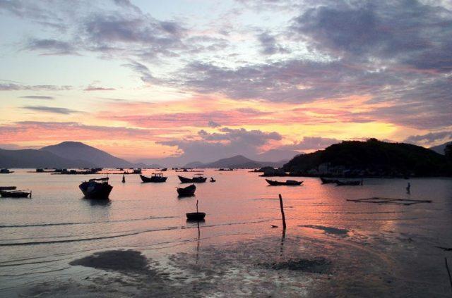 Hoàng hôn ấm áp buông xuống làng chài