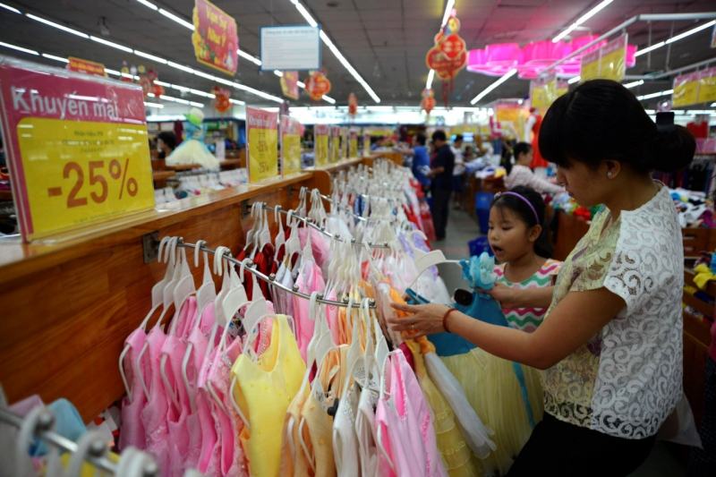 Dẫn con cùng đi mua sắm để có những trải nghiệm.