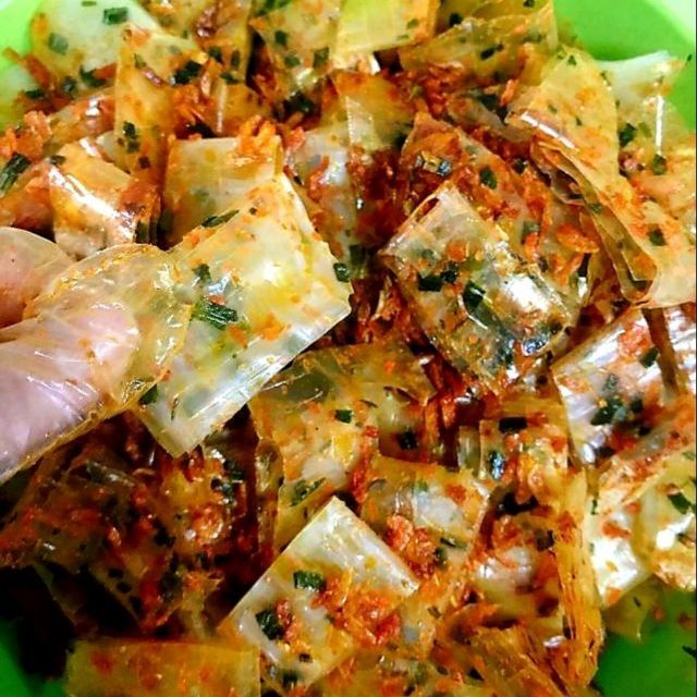 ﻿Bánh tráng bơ được cuộn cùng loại tép khô nhỏ nhỏ, đỏ au