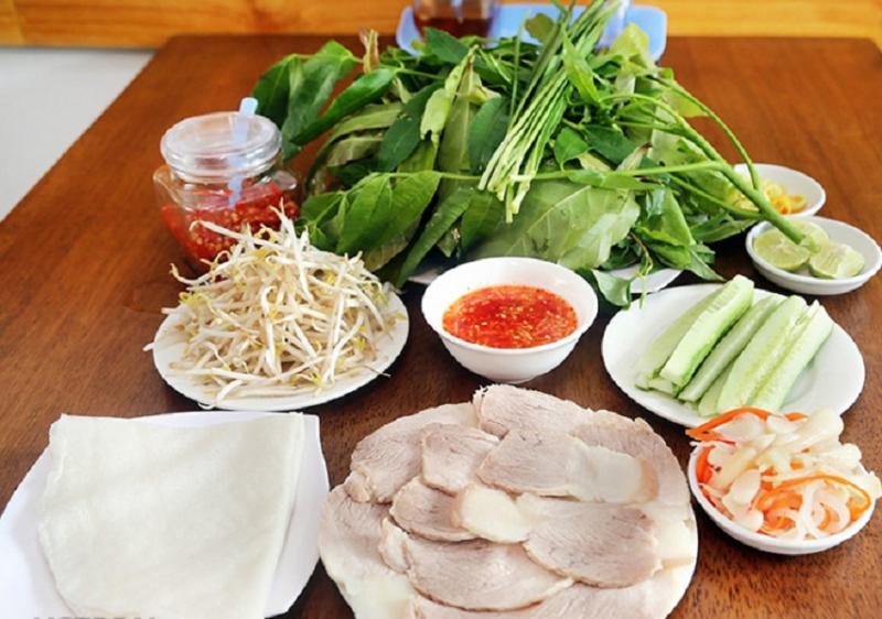 ﻿Bánh tráng cuốn được làm từ những loại rau củ, thịt khác nhau