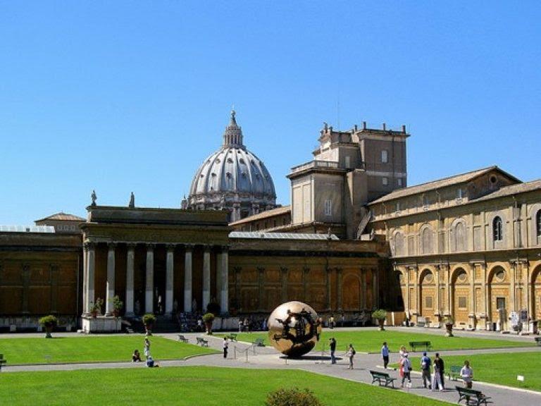 Bên ngoài bảo tàng Vatican