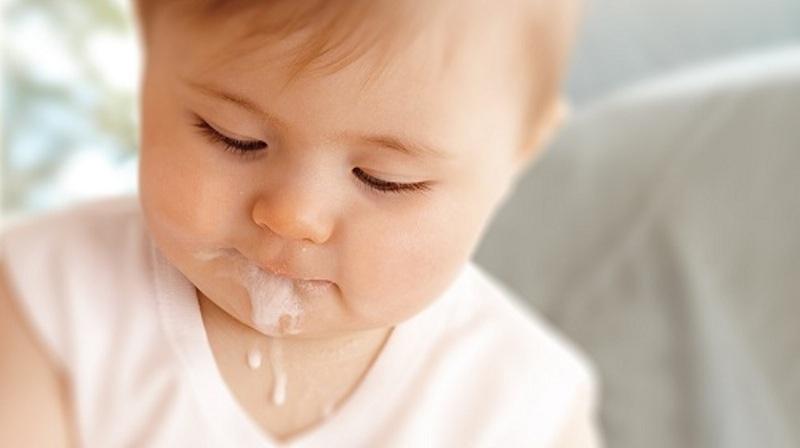 Bé bị trớ mẹ cho em uống nước đọt lá tre sẽ hạn chế trớ hiệu quả