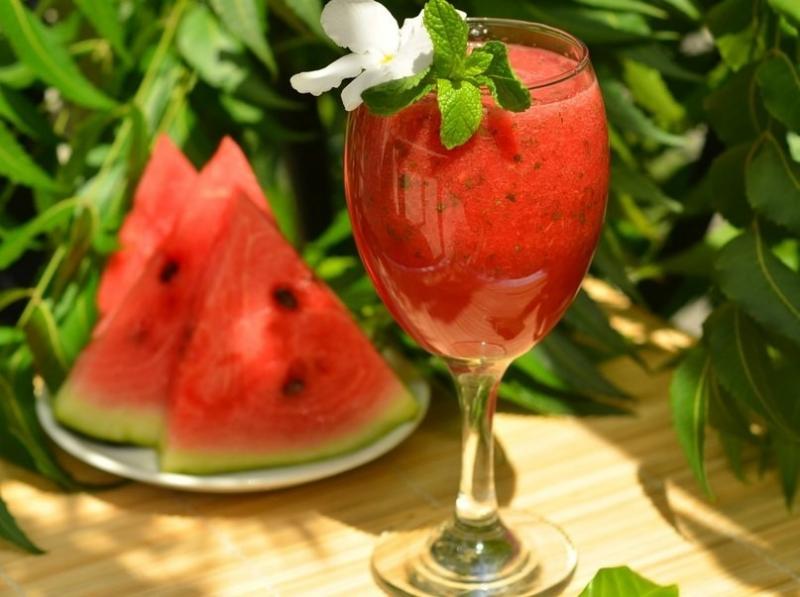 Dưa hấu giúp loại bớt cholesterol thừa ra khỏi cơ thể, làm cho cơ rắn chắc, da mềm mại, giải độc và làm mát gan.