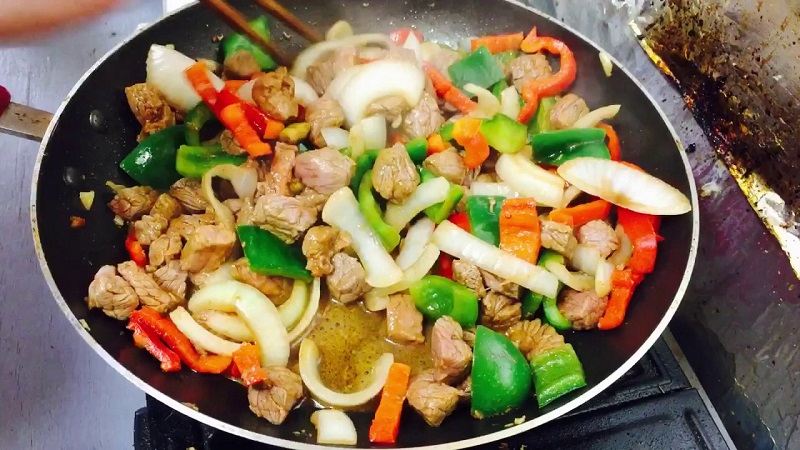 Bò xào ớt chuông hành tây