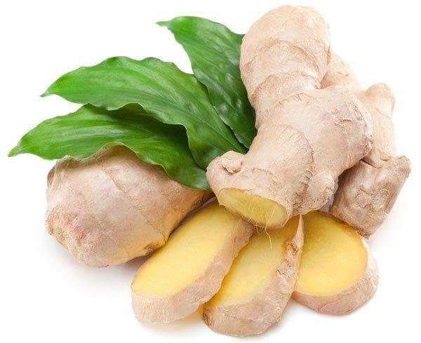 Bóc gừng với một chiếc thìa