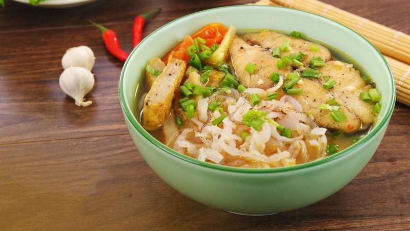 Sứa để nấu bún là loại nhỏ bằng đầu ngón chân cái hoặc ngón tay cái, màu trắng đục, thành dày, nhìn giống như cơm trái dừa nước.