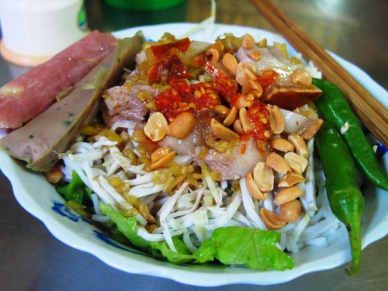 Để tô bún mắm hấp dẫn thực khách, chủ quán thường chăm chút lớp rau dưới cùng là: xà lách, rau húng, giá đỗ, dưa leo.