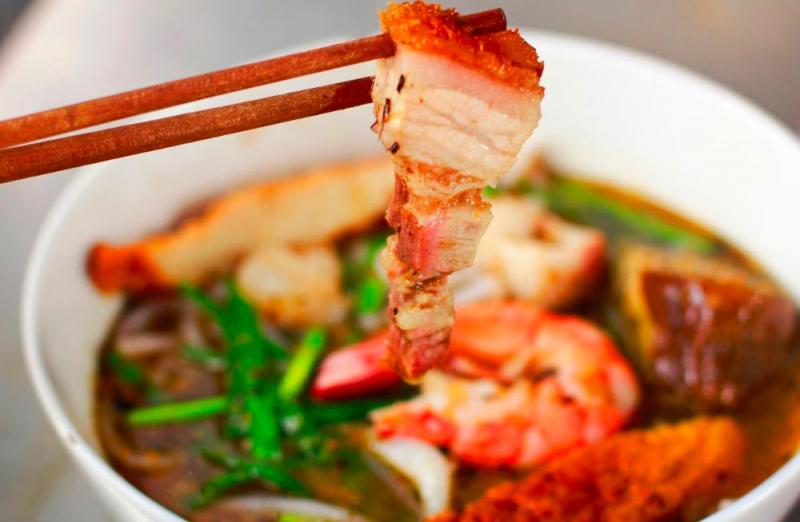 Thịt heo quay trong món bún nước lèo