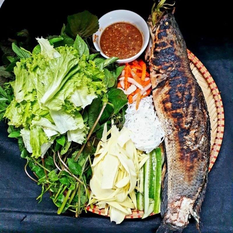 Cá lóc ăn cùng rau và mắm me