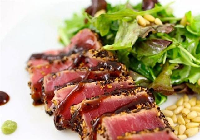 Cá ngừ tẩm vừng áp chảo