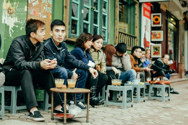 Cà phê vỉa hè sáng sớm