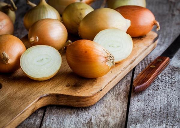 Cách trị mụn thịt ở cổ bằng hành tây