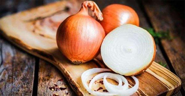 Cách trị mụn thịt ở cổ bằng hành tây