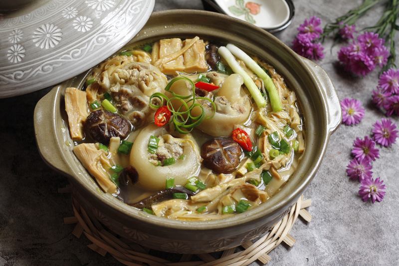 Canh măng hầm chân giò