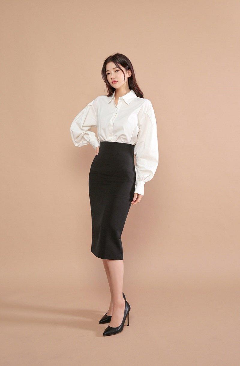 Chân váy đen kết hợp với áo sơ mi