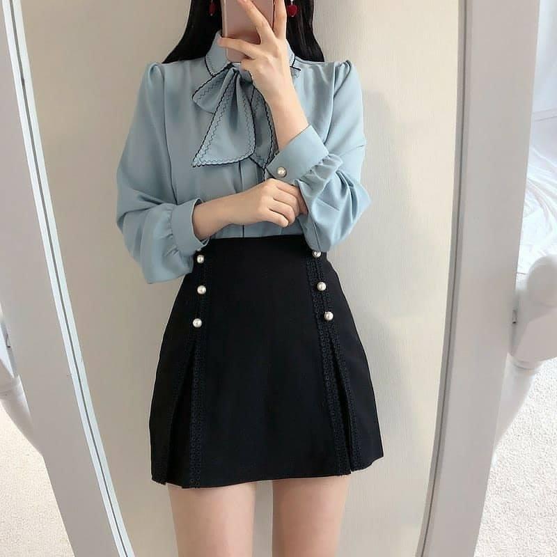 Chân váy chữ A phối cùng áo kiểu cuốn hút