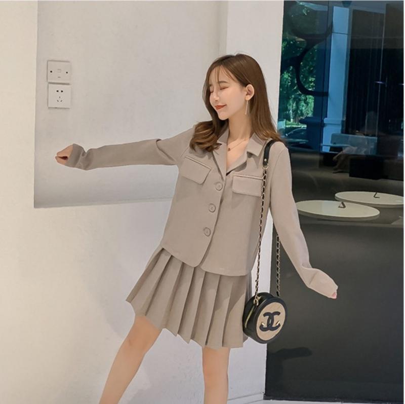 Chân váy ngắn và áo blazer