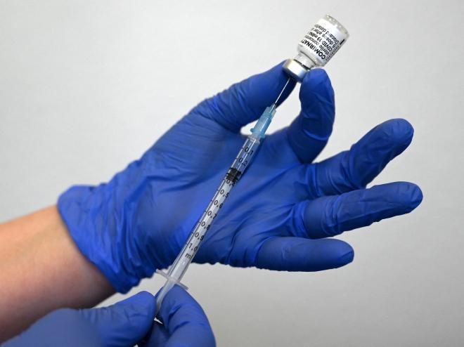 Vaccine phòng COVID-19 của hãng dược Pfizer/BioNTech. (Ảnh: AFP/TTXVN)