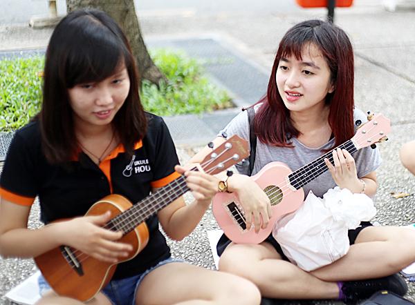 Chơi thử nhiều cây đàn ukulele khác nhau