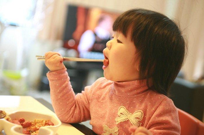 Tự ăn bằng dụng cụ ăn