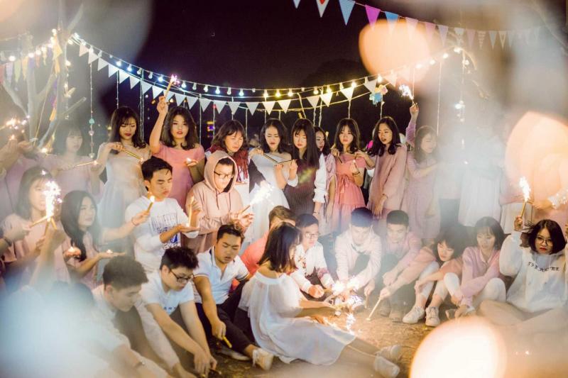 Chụp ảnh kỉ yếu với pháo bông và nến