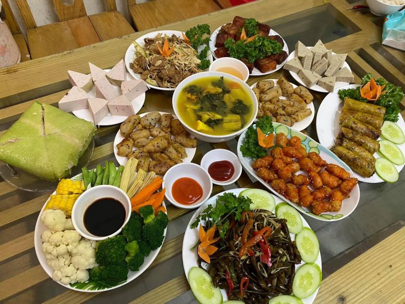 Gia đình em vào nhà ăn bữa tiệc tất niên, kết thúc năm cũ chào đón năm mới.