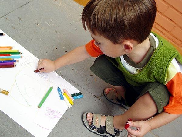 Bé tỉ mỉ và chú ý đến các tiểu tiết.