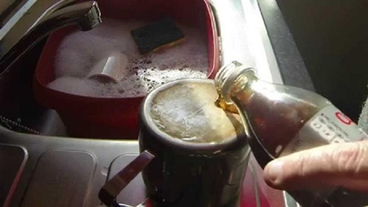 Dùng Coca-Cola đánh gỉ sét