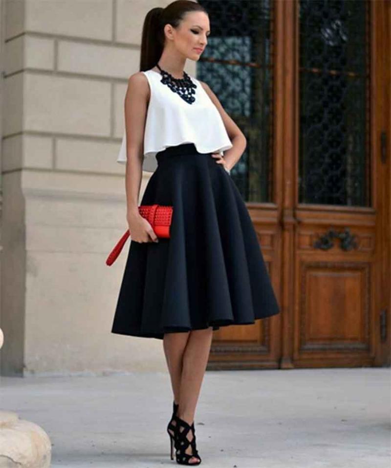 Một đôi Stiletto thon gọn kết hợp cùng váy xòe sẽ giúp nàng vô cùng sang trọng.