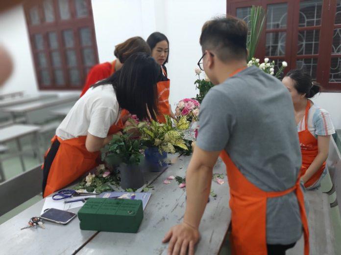 Các bạn học viên theo học tại Việt - Edu sẽ được giáo viên chỉ dạy cách cắm hoa cưới, cắm hoa khai trương, cắm hoa sinh nhật, cắm hoa giỏ