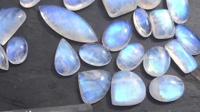 Cự Giải sử dụng đá Mặt Trăng sẽ thu hút sự từ bi, tính nhạy bén và tận tụy của bạn