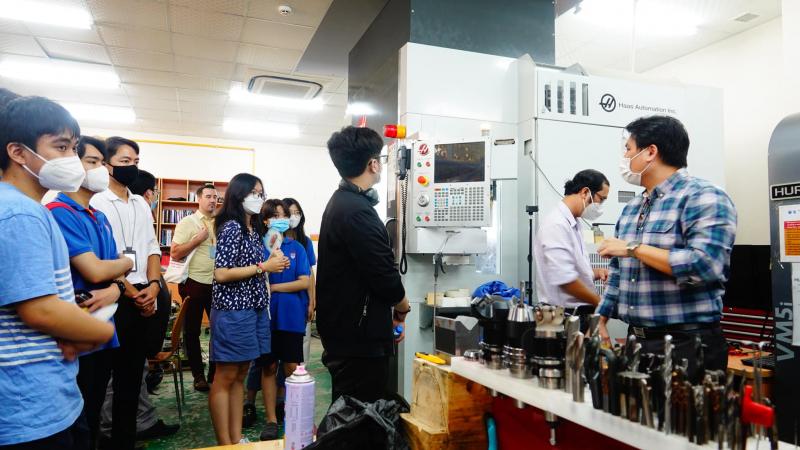 Sinh viên Công nghệ thực phẩm xem trình diễn sản phẩm công nghệ của trường