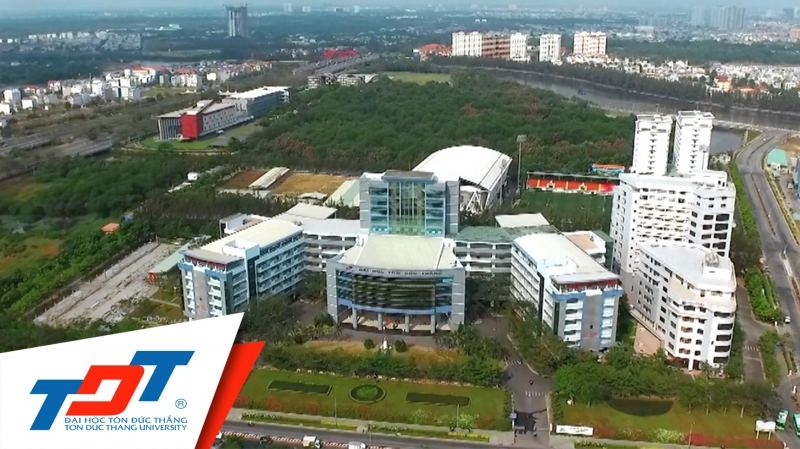 Đại học tọa lạc ngay khu đô thị lớn của quận 7 nguy nga như một  tòa lâu đài