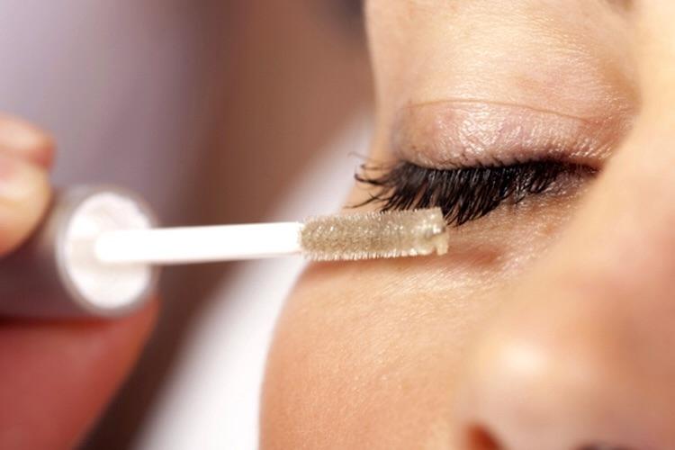 Dầu dừa dưỡng mi dài mà không cần mascara