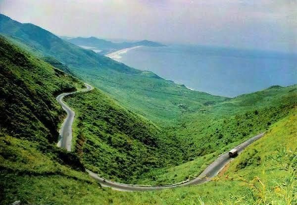 Đèo Hải Vân nhìn từ xa