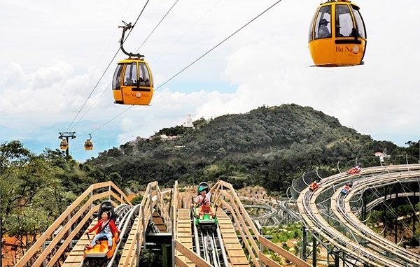 Cáp treo đi qua khu vui chơi Fantasy Park