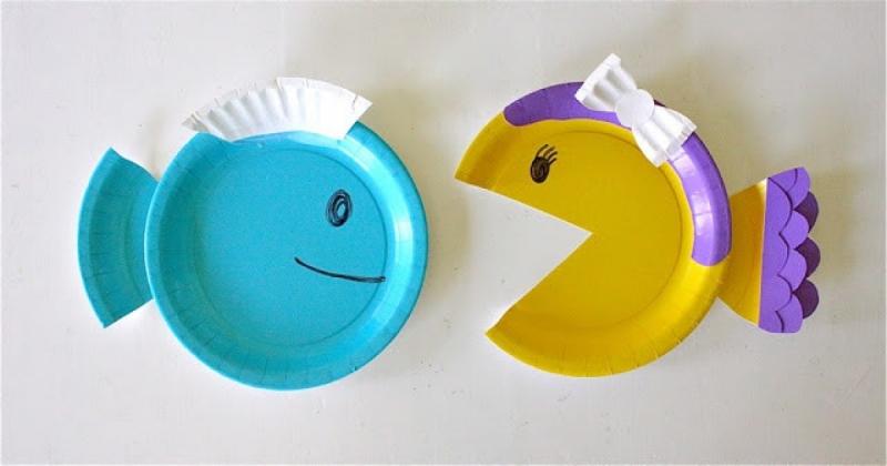 Chỉ với vài thao tác kéo đơn giản và một ít keo dán, nhìn xem, trên bức tường đã xuất hiện ngay cả một đàn cá với đủ loại sắc màu rồi.