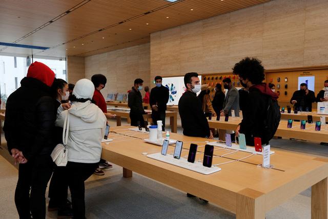 Đám đông đang mua sắm tại một cửa hàng Apple ở Istanbul, Thổ Nhĩ Kỳ ngày 27/11/2021 (Ảnh: Cumhuriyet)