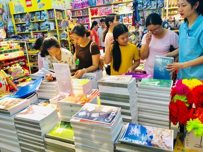 Đưa con đi mua đồng phục, vật dụng cần thiết