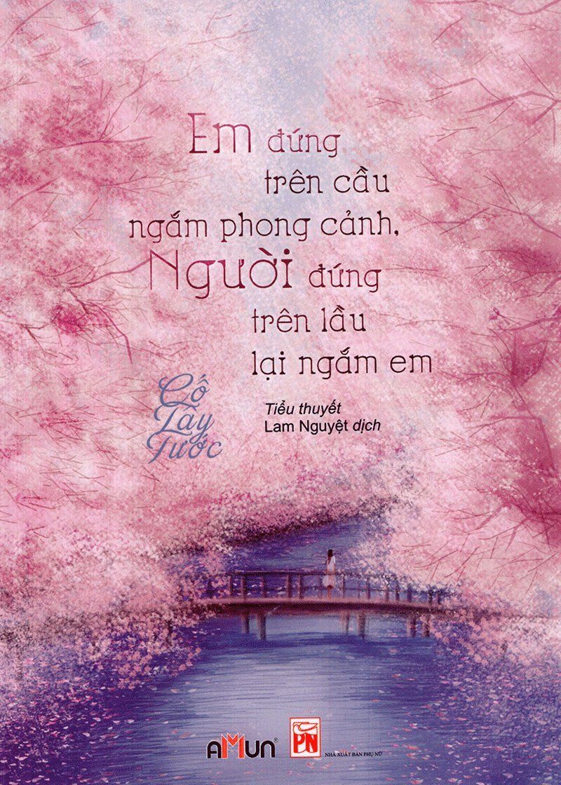 Em đứng trên cầu ngắm phong cảnh, người đứng trên lầu lại ngắm em