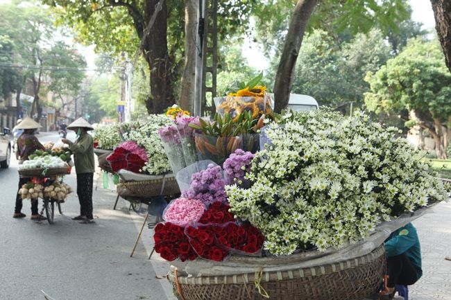 Những bức ảnh duyên dáng bên gánh hoa