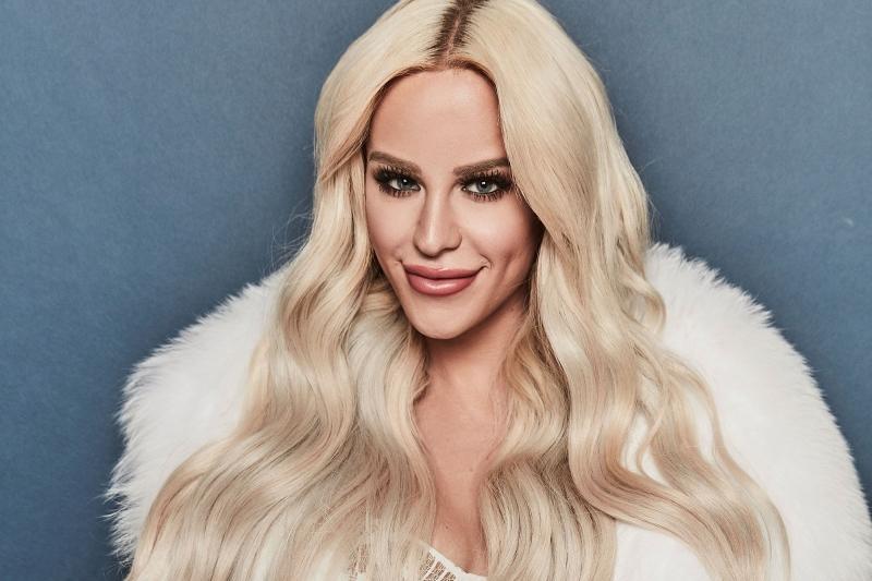 Gigi Gorgeous nổi tiếng vì là người mẫu chuyển giới nữ đầu tiên can đảm công khai quá trình phẫu thuật trên YouTube