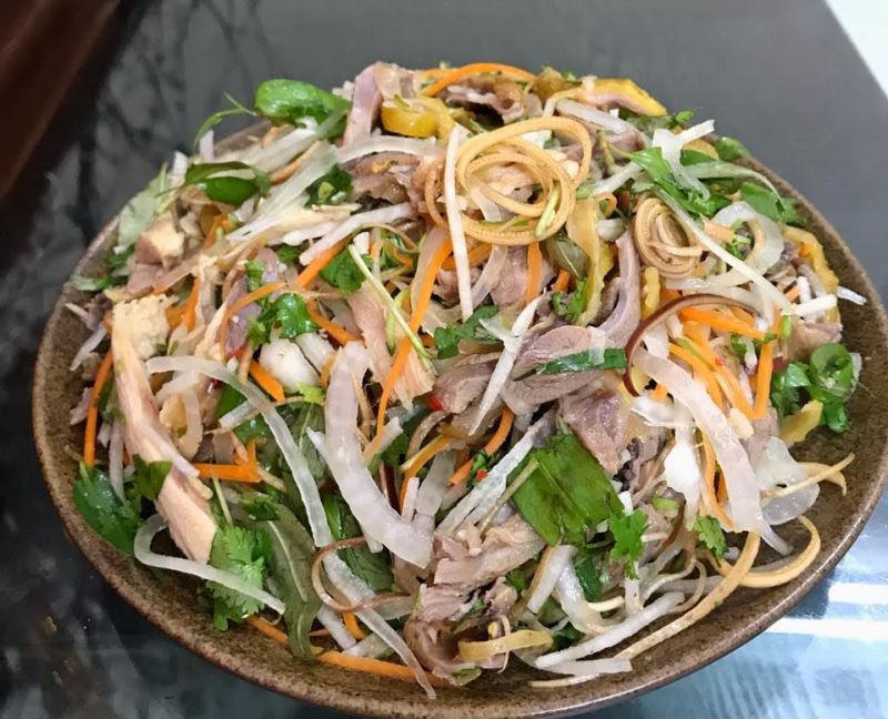Gỏi gà xé phay là món ăn quen thuộc với người Nam Bộ