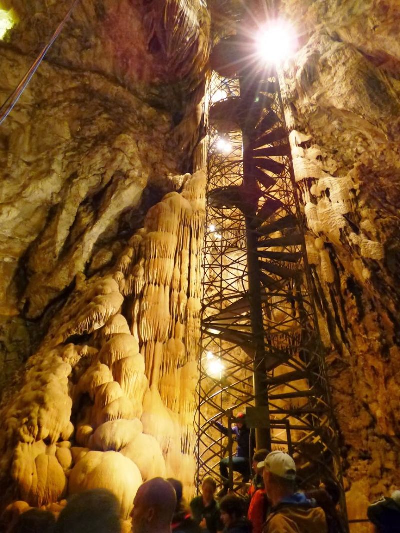 Cầu thang xoắn ốc dẫn xuống hang Moaning